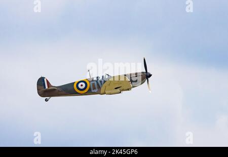 Avion Supermarine spitfire Spitfire Mk IA Flying, vue latérale, Duxford Imperial War Museum, Royaume-Uni Banque D'Images