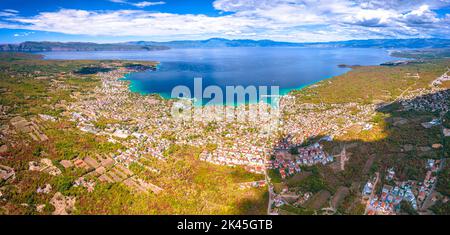 Vue panoramique aérienne de la baie de Malinska sur l'île de Krk, destination estivale dans le golfe de Kvarner en Croatie Banque D'Images