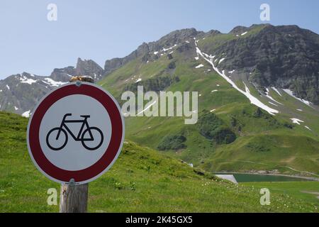 Interdiction signalisation routière pas de bicyclettes fixées sur un poteau en bois. Banque D'Images