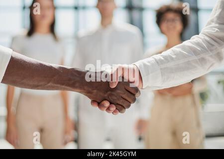 Féliciter les nouveaux partenaires dans le bureau moderne Banque D'Images