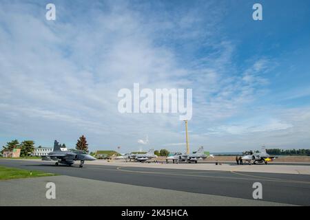 Caslav, République tchèque. 30th septembre 2022. Les avions à réaction gripen JAS-39 de Saab tchèques, déployés en Lettonie début avril pour sécuriser l'espace aérien des pays baltes, sont retournés à Caslav, en République tchèque, en 30 septembre 2022. Crédit : Josef Vostarek/CTK photo/Alay Live News Banque D'Images