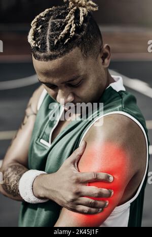 Fitness, basket-ball et homme noir avec des blessures sportives nécessitant des premiers soins ou de la physiothérapie pendant le match. Sportif du Nigeria à la main Banque D'Images