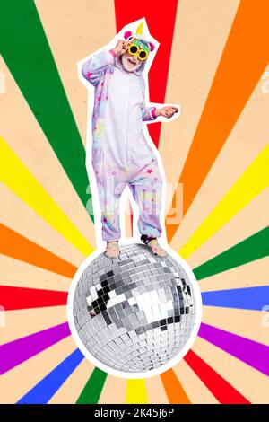 Vertical image de collage créatif de positif funky puildish retraité homme porter unicorn pajama danse globale disco boule créateur de fête s'amuser Banque D'Images