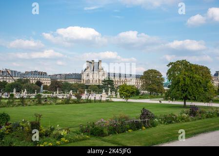 Paris, France. Août 2022. Jardin des Tuilleries avec vue sur le Musée des Arts Décoratifs à Paris. Photo de haute qualité Banque D'Images
