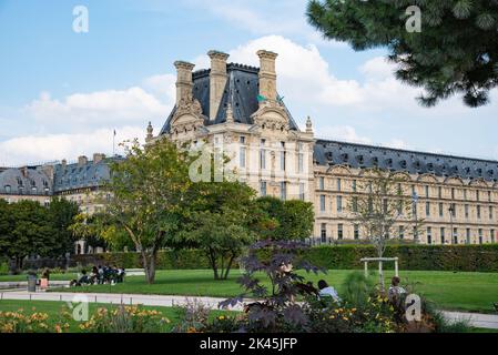 Paris, France. Août 2022. Jardin des Tuilleries avec vue sur le Musée des Arts Décoratifs à Paris. Photo de haute qualité Banque D'Images