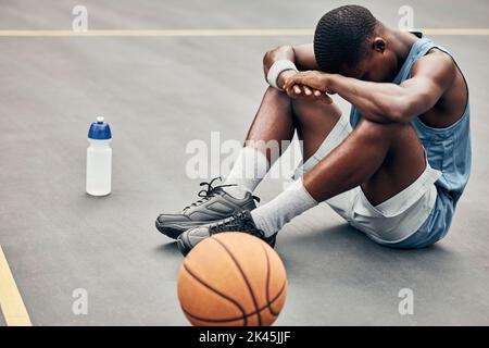 Fatigué, dépression ou triste joueur de basket-ball avec l'équipement d'entraînement après échec de jeu, erreur ou problème. Dépression, santé mentale et anxiété ou stress Banque D'Images