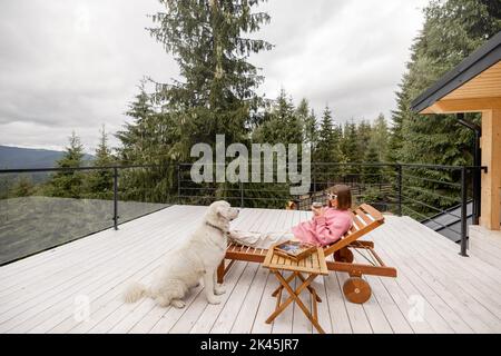 La femme se repose sur une terrasse dans les montagnes Banque D'Images