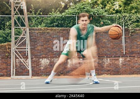 Basket-ball, sport et fitness avec un sportif, entraînement ou vitesse dribbling sur un terrain avec effet de flou de mouvement. Exercice, entraînement et Banque D'Images