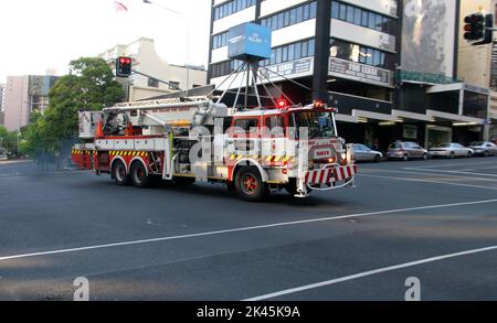 NOUVELLE-ZÉLANDE Auckland un des véhicules du service des incendies en route vers l'alarme Banque D'Images