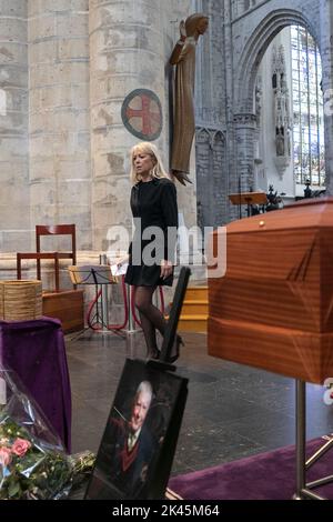 La fille Marc Danval photographiée lors de la cérémonie funéraire du présentateur de radio Marc Danval, vendredi 30 septembre 2022 à Bruxelles. Le journaliste, écrivain, artiste et chroniqueur de jazz Marc Danval, un grand amateur de jazz, a présenté le programme « la 3eme oreille » sur la première radio RTBF pendant plus de 30 ans. BELGA PHOTO HATIM KAGHAT Banque D'Images