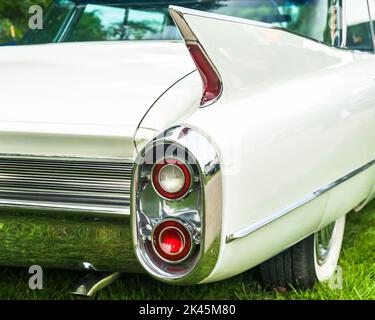 FRANKENMUTH, MI/USA - 8 SEPTEMBRE 2018 : gros plan d'un feu arrière vertical coupé de ville 1960 de Cadillac et d'une aileron, Frankenmuth Auto Fest, Heritage Park. Banque D'Images