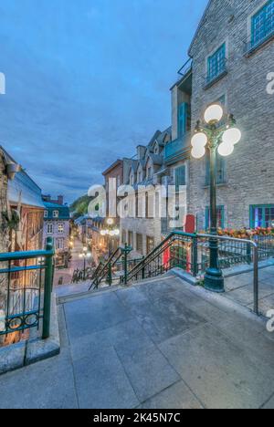 Ville de Québec, vieille ville de nuit, patrimoine de l'UNESCO, quartier petit Champlain, restaurants et cafés. Banque D'Images