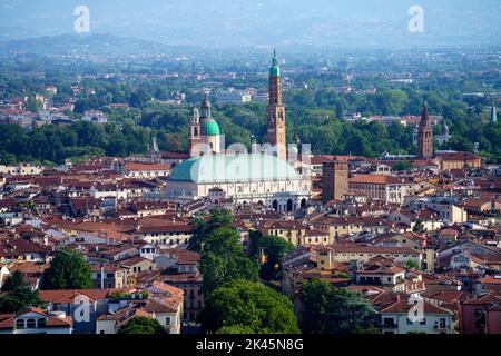 Vue sur Vicenza, Vénétie, Italie, depuis Monte Berico en été Banque D'Images