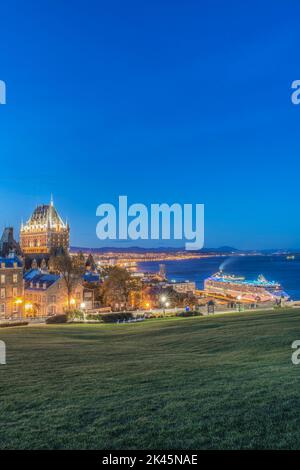 Château Frontenac, éclairé la nuit à Québec, vue sur le fleuve Saint-Laurent. Banque D'Images