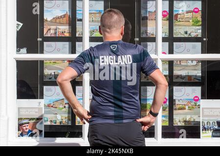 La photo datée de 29 septembre montre les gens regardant dans les fenêtres d'agents immobiliers à Ely, Cambridgeshire, que l'inquiétude au sujet de l'hypothèque continue. Une « bombe à retardement » de prêts hypothécaires attend si les taux d'intérêt britanniques augmentent à la suite des prévisions du marché, a averti Martin Lewis. S’exprimant sur le Good Morning Britain d’ITV, le champion du consommateur a suggéré que ceux qui avaient des prêts hypothécaires à taux variable ou des offres à taux fixe arrivant à échéance dans les trois à cinq prochains mois pourraient consulter un site Web de comparaison pour voir ce qui est actuellement disponible. Banque D'Images