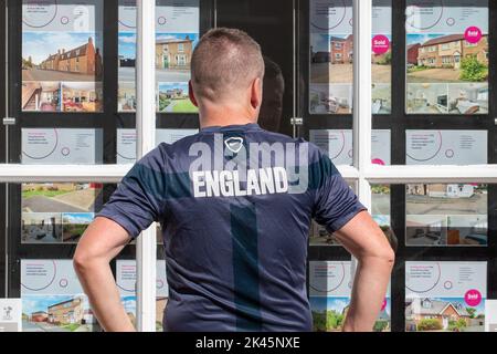 La photo datée de 29 septembre montre les gens regardant dans les fenêtres d'agents immobiliers à Ely, Cambridgeshire, que l'inquiétude au sujet de l'hypothèque continue. Une « bombe à retardement » de prêts hypothécaires attend si les taux d'intérêt britanniques augmentent à la suite des prévisions du marché, a averti Martin Lewis. S’exprimant sur le Good Morning Britain d’ITV, le champion du consommateur a suggéré que ceux qui avaient des prêts hypothécaires à taux variable ou des offres à taux fixe arrivant à échéance dans les trois à cinq prochains mois pourraient consulter un site Web de comparaison pour voir ce qui est actuellement disponible. Banque D'Images