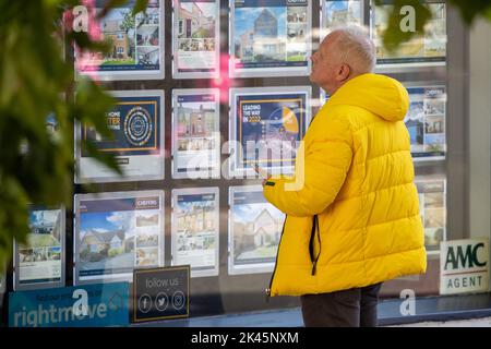 La photo datée de 29 septembre montre les gens regardant dans les fenêtres d'agents immobiliers à Ely, Cambridgeshire, que l'inquiétude au sujet de l'hypothèque continue. Une « bombe à retardement » de prêts hypothécaires attend si les taux d'intérêt britanniques augmentent à la suite des prévisions du marché, a averti Martin Lewis. S’exprimant sur le Good Morning Britain d’ITV, le champion du consommateur a suggéré que ceux qui avaient des prêts hypothécaires à taux variable ou des offres à taux fixe arrivant à échéance dans les trois à cinq prochains mois pourraient consulter un site Web de comparaison pour voir ce qui est actuellement disponible. Banque D'Images