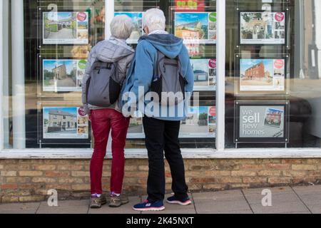 La photo datée de 29 septembre montre les gens regardant dans les fenêtres d'agents immobiliers à Ely, Cambridgeshire, que l'inquiétude au sujet de l'hypothèque continue. Une « bombe à retardement » de prêts hypothécaires attend si les taux d'intérêt britanniques augmentent à la suite des prévisions du marché, a averti Martin Lewis. S’exprimant sur le Good Morning Britain d’ITV, le champion du consommateur a suggéré que ceux qui avaient des prêts hypothécaires à taux variable ou des offres à taux fixe arrivant à échéance dans les trois à cinq prochains mois pourraient consulter un site Web de comparaison pour voir ce qui est actuellement disponible. Banque D'Images