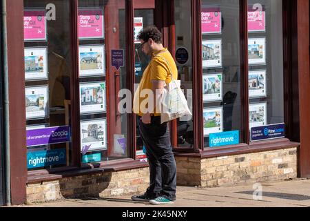 PHOTO DE GEOFF ROBINSON PHOTOGRAPHIE 07976 880732. La photo datée de 29 septembre montre les gens regardant dans les fenêtres d'agents immobiliers à Ely, Cambridgeshire, que l'inquiétude au sujet de l'hypothèque continue. Une « bombe à retardement » de prêts hypothécaires attend si les taux d'intérêt britanniques augmentent à la suite des prévisions du marché, a averti Martin Lewis. S’exprimant sur le Good Morning Britain d’ITV, le champion du consommateur a suggéré que ceux qui avaient des prêts hypothécaires à taux variable ou des offres à taux fixe arrivant à échéance dans les trois à cinq prochains mois pourraient consulter un site Web de comparaison pour voir ce qui est actuellement disponible. Banque D'Images