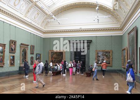 Les visiteurs étudient les peintures de la Renaissance italienne à la National Gallery, Londres, Royaume-Uni Banque D'Images