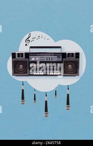 Illustration de collage vertical de microphones de type boombox vintage suspendus dans un nuage isolé sur fond peint Banque D'Images