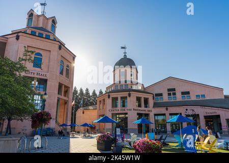 VUE SUR LA MONTAGNE, CA, États-Unis - 29 SEPTEMBRE 2022 : vue sur la montagne Hôtel de ville et Centre des arts de la scène vue extérieure sous ciel bleu - vue sur la montagne Banque D'Images
