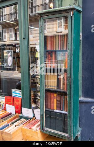 Paris, France. Août 2022. Une ancienne librairie près de l'université de Paris. Photo de haute qualité Banque D'Images