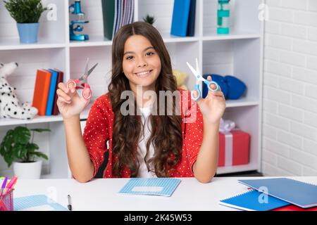 Fille d'école de l'adolescence avec des ciseaux. Idées de bricolage pour les enfants. Amour et art de l'enfant concept de passe-temps. Bonne écolière, émotions positives et souriantes. Banque D'Images