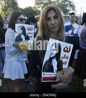 West Hollywood, États-Unis. 29th septembre 2022. Des centaines de personnes se rassemblent jeudi à 29 septembre 2022 pour la veillée aux chandelles de la Fondation iranienne des femmes américaines pour Mahsa Amini au parc West Hollywood à West Hollywood, Californie. Vendredi, le gouvernement iranien a bloqué l'accès à Internet et aux applications de messagerie dans une répression plus profonde contre les manifestations déclenchées par la mort de Mahsa Amini, une jeune femme qui avait été détenue par la police de moralité. Photo de Jim Ruymen/UPI crédit: UPI/Alay Live News Banque D'Images