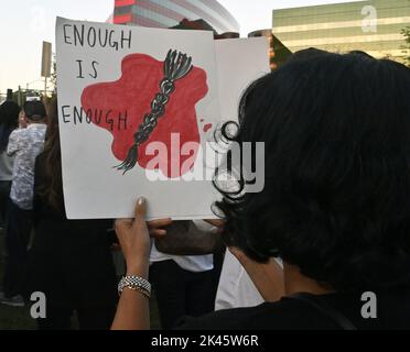 West Hollywood, États-Unis. 29th septembre 2022. Des centaines de personnes se rassemblent jeudi à 29 septembre 2022 pour la veillée aux chandelles de la Fondation iranienne des femmes américaines pour Mahsa Amini au parc West Hollywood à West Hollywood, Californie. Vendredi, le gouvernement iranien a bloqué l'accès à Internet et aux applications de messagerie dans une répression plus profonde contre les manifestations déclenchées par la mort de Mahsa Amini, une jeune femme qui avait été détenue par la police de moralité. Photo de Jim Ruymen/UPI crédit: UPI/Alay Live News Banque D'Images