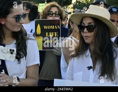 West Hollywood, États-Unis. 29th septembre 2022. Des centaines de personnes se rassemblent jeudi à 29 septembre 2022 pour la veillée aux chandelles de la Fondation iranienne des femmes américaines pour Mahsa Amini au parc West Hollywood à West Hollywood, Californie. Vendredi, le gouvernement iranien a bloqué l'accès à Internet et aux applications de messagerie dans une répression plus profonde contre les manifestations déclenchées par la mort de Mahsa Amini, une jeune femme qui avait été détenue par la police de moralité. Photo de Jim Ruymen/UPI crédit: UPI/Alay Live News Banque D'Images