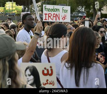 West Hollywood, États-Unis. 29th septembre 2022. Des centaines de personnes se rassemblent jeudi à 29 septembre 2022 pour la veillée aux chandelles de la Fondation iranienne des femmes américaines pour Mahsa Amini au parc West Hollywood à West Hollywood, Californie. Vendredi, le gouvernement iranien a bloqué l'accès à Internet et aux applications de messagerie dans une répression plus profonde contre les manifestations déclenchées par la mort de Mahsa Amini, une jeune femme qui avait été détenue par la police de moralité. Photo de Jim Ruymen/UPI crédit: UPI/Alay Live News Banque D'Images