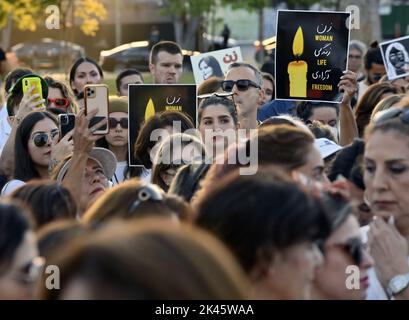 West Hollywood, États-Unis. 29th septembre 2022. Des centaines de personnes se rassemblent jeudi à 29 septembre 2022 pour la veillée aux chandelles de la Fondation iranienne des femmes américaines pour Mahsa Amini au parc West Hollywood à West Hollywood, Californie. Vendredi, le gouvernement iranien a bloqué l'accès à Internet et aux applications de messagerie dans une répression plus profonde contre les manifestations déclenchées par la mort de Mahsa Amini, une jeune femme qui avait été détenue par la police de moralité. Photo de Jim Ruymen/UPI crédit: UPI/Alay Live News Banque D'Images