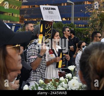 West Hollywood, États-Unis. 29th septembre 2022. Des centaines de personnes se rassemblent jeudi à 29 septembre 2022 pour la veillée aux chandelles de la Fondation iranienne des femmes américaines pour Mahsa Amini au parc West Hollywood à West Hollywood, Californie. Vendredi, le gouvernement iranien a bloqué l'accès à Internet et aux applications de messagerie dans une répression plus profonde contre les manifestations déclenchées par la mort de Mahsa Amini, une jeune femme qui avait été détenue par la police de moralité. Photo de Jim Ruymen/UPI crédit: UPI/Alay Live News Banque D'Images