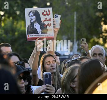 West Hollywood, États-Unis. 29th septembre 2022. Des centaines de personnes se rassemblent jeudi à 29 septembre 2022 pour la veillée aux chandelles de la Fondation iranienne des femmes américaines pour Mahsa Amini au parc West Hollywood à West Hollywood, Californie. Vendredi, le gouvernement iranien a bloqué l'accès à Internet et aux applications de messagerie dans une répression plus profonde contre les manifestations déclenchées par la mort de Mahsa Amini, une jeune femme qui avait été détenue par la police de moralité. Photo de Jim Ruymen/UPI crédit: UPI/Alay Live News Banque D'Images