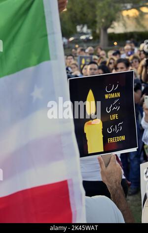 West Hollywood, États-Unis. 29th septembre 2022. Des centaines de personnes se rassemblent jeudi à 29 septembre 2022 pour la veillée aux chandelles de la Fondation iranienne des femmes américaines pour Mahsa Amini au parc West Hollywood à West Hollywood, Californie. Vendredi, le gouvernement iranien a bloqué l'accès à Internet et aux applications de messagerie dans une répression plus profonde contre les manifestations déclenchées par la mort de Mahsa Amini, une jeune femme qui avait été détenue par la police de moralité. Photo de Jim Ruymen/UPI crédit: UPI/Alay Live News Banque D'Images