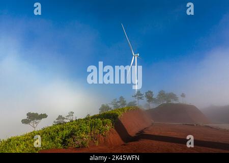 Éoliennes à énergie renouvelable, moulin à vent isolé sur le beau ciel bleu, nuages blancs dans la ville de Da Lat, Lam Dong, Viet Nam Banque D'Images