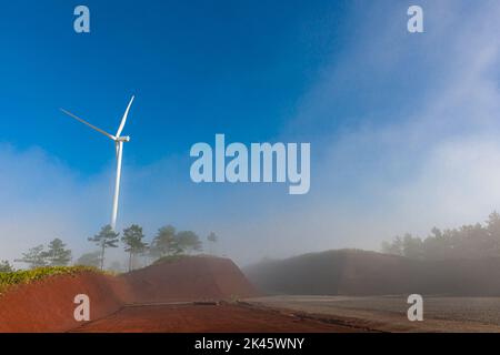 Éoliennes à énergie renouvelable, moulin à vent isolé sur le beau ciel bleu, nuages blancs dans la ville de Da Lat, Lam Dong, Viet Nam Banque D'Images