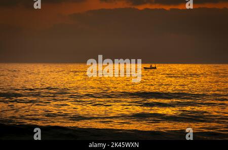 Heure d'or de la plage de Fujairah, eau Banque D'Images