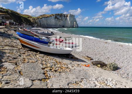 Bateaux amarrés sur la plage d'Etretat, célèbre pour ses falaises d'albâtre, Seine-Maritime, Normandie, France. Banque D'Images