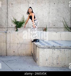 Séquence de prises de vue de Happy Young Black Woman qui sautent d'un passage Banque D'Images