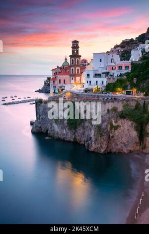 Atrani, côte amalfitaine, Italie. Image de paysage urbain aérien de la célèbre ville d'Atrani située sur la côte amalfitaine, en Italie, au coucher du soleil. Banque D'Images
