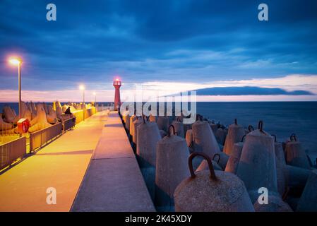 Brise-lames et phare de l'est dans le port de Kolobrzeg, en Pologne Banque D'Images