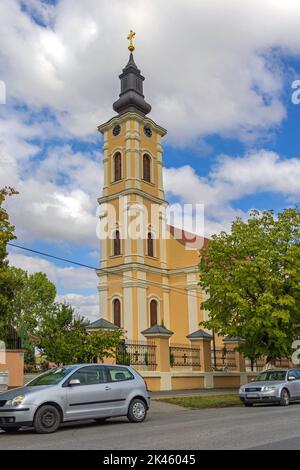 Simanovci, Serbie - 22 août 2022: Église orthodoxe serbe Traduction des reliques de Saint-Nicolas dans le village. Banque D'Images