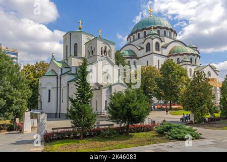 Belgrade, Serbie - 03 septembre 2022: Deux églises orthodoxes serbes Saint Sava nouveaux et anciens bâtiments été. Banque D'Images