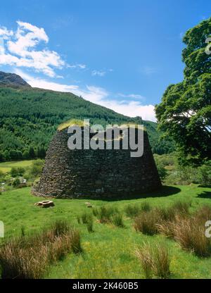 Voir SW de Dun Troddan Iron Age broch Tower, Glenelg, Écosse, Royaume-Uni, montrant la pente intérieure (batte) de la paroi extérieure en pierre sèche qui survit jusqu'à 7,6m+ Banque D'Images