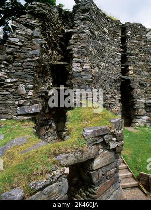 Dun Troddan Iron Age broch, Glenelg, Écosse, Royaume-Uni, montrant le passage d'entrée et la cellule de garde, la cour intérieure et la double paroi attachée ensemble par des dalles de linteau. Banque D'Images