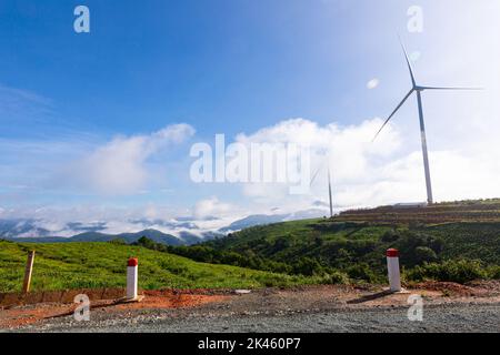 Éoliennes à énergie renouvelable, moulin à vent isolé sur le magnifique ciel bleu, les nuages blancs et sur les champs de thé de la ville de Da Lat, Lam Dong, Viet Nam Banque D'Images