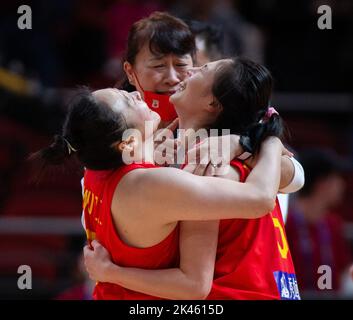 Sydney, Australie. 30th septembre 2022. Les joueurs de Chine fêtent après avoir remporté le match demi-fin contre l'Australie lors de la coupe du monde de basket-ball féminin 2022 à Sydney, en Australie, le 30 septembre 2022. Credit: Hu Jingchen/Xinhua/Alay Live News Banque D'Images