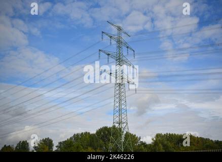 (220930) -- BERLIN, le 30 septembre 2022 (Xinhua) -- les installations de réseau haute tension sont illustrées dans la banlieue de Berlin, en Allemagne, le 15 septembre 2022. L'Allemagne met en place un « parapluie de protection » pouvant atteindre 200 milliards d'euros (196 milliards de dollars américains) pour stabiliser l'économie du pays pendant la crise énergétique, a annoncé le chancelier OLAF Scholz le 29 septembre. (Xinhua/Ren Pengfei) Banque D'Images